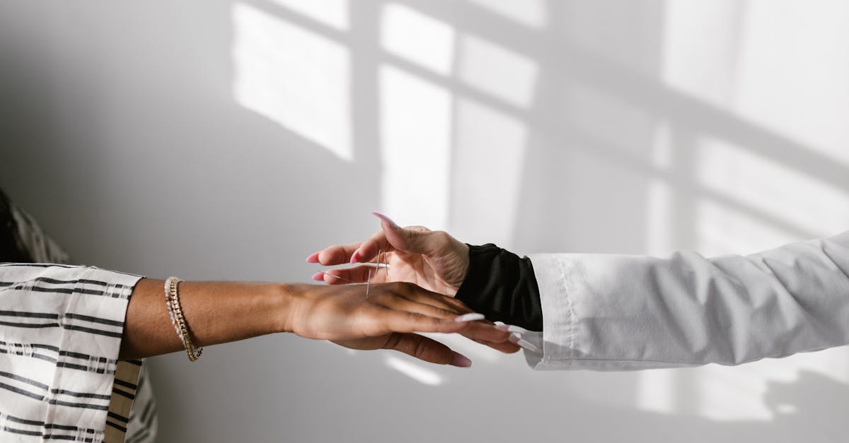 découvrez l'acupression, une thérapie naturelle qui stimule des points spécifiques du corps pour soulager les douleurs, réduire le stress et améliorer le bien-être général. apprenez les techniques et bienfaits de cette méthode ancestrale.