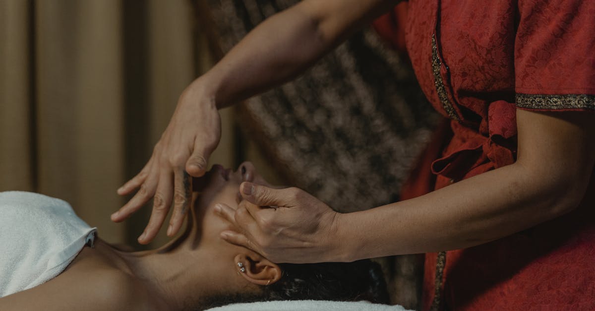 découvrez les bienfaits de l'acupression, une technique de médecine douce qui utilise la pression des doigts sur des points spécifiques du corps pour soulager le stress, améliorer la circulation et favoriser le bien-être général. apprenez à l'intégrer dans votre routine quotidienne pour une vie plus équilibrée.