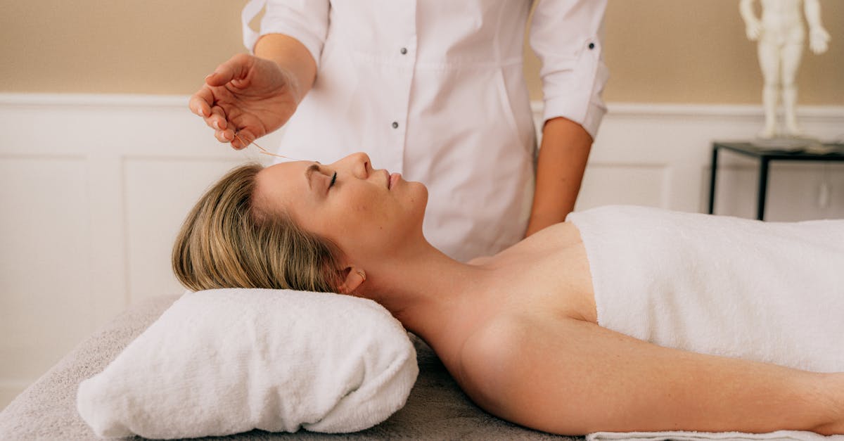 découvrez l'acupression, une méthode naturelle de bien-être qui utilise des points de pression sur le corps pour soulager le stress, la douleur et favoriser la relaxation. plongez dans l'univers de cette technique ancestrale et apprenez comment elle peut améliorer votre santé au quotidien.